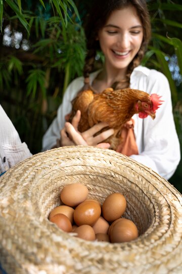 mujer-sonriente-alto-angulo-gallina_23-2149456934