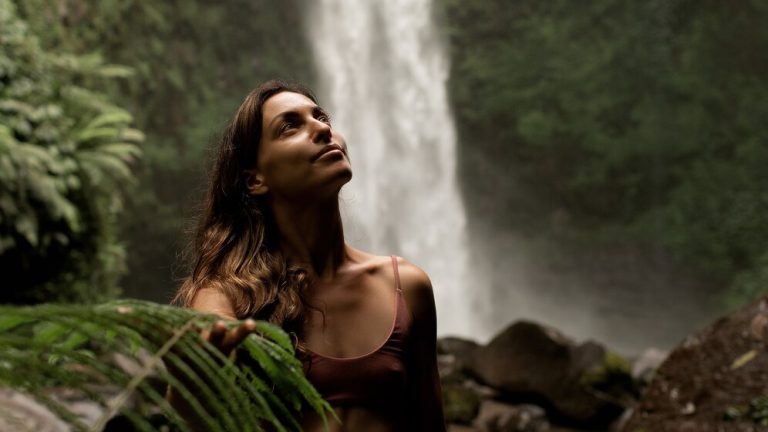 retrato-nina-sobre-fondo-selva_72229-1166